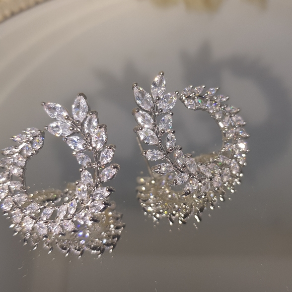 Swarovski Crystal Leaf Earrrings - Picture 3 of 3